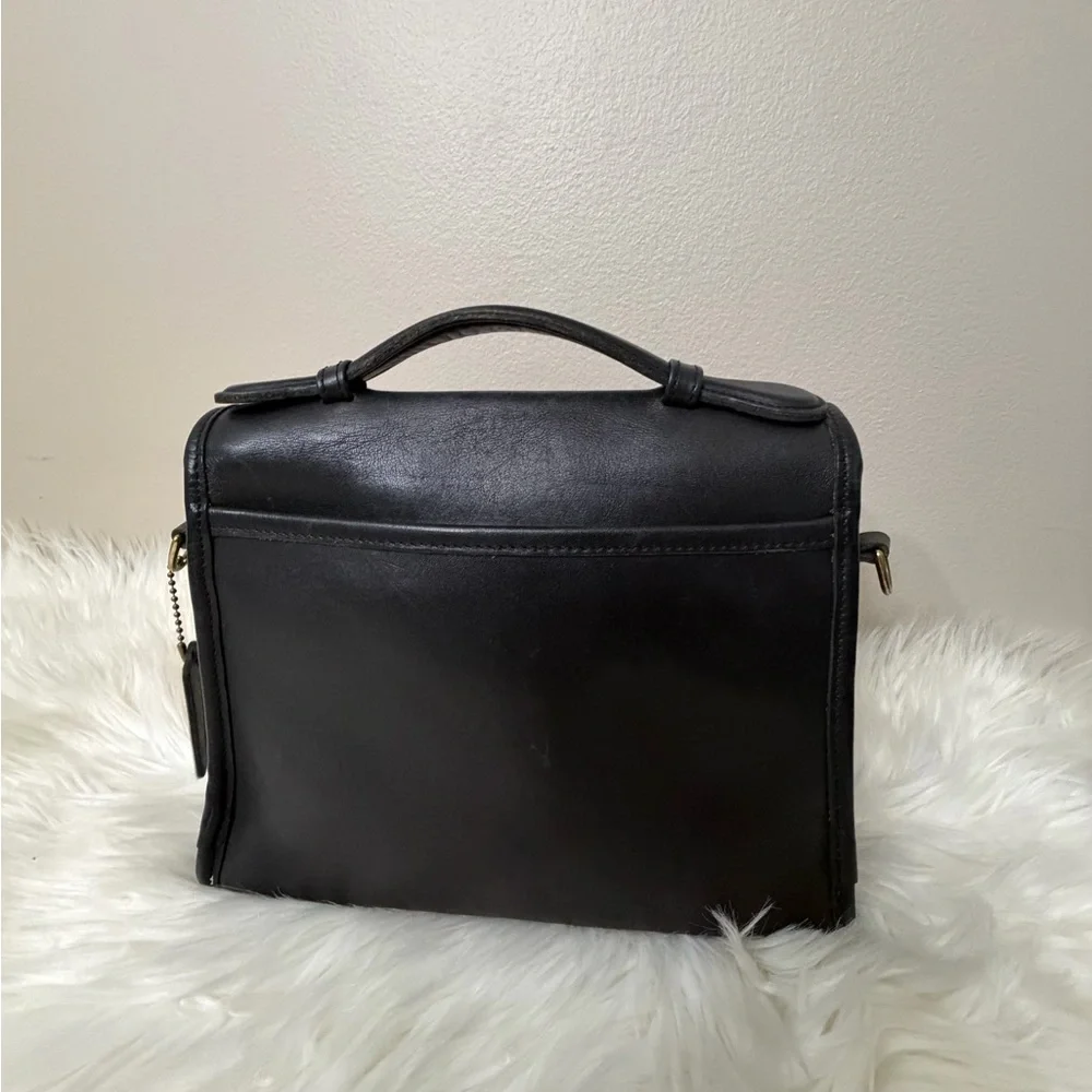 Vintage COACH #9870 Court Turn lock Crossbody bag.